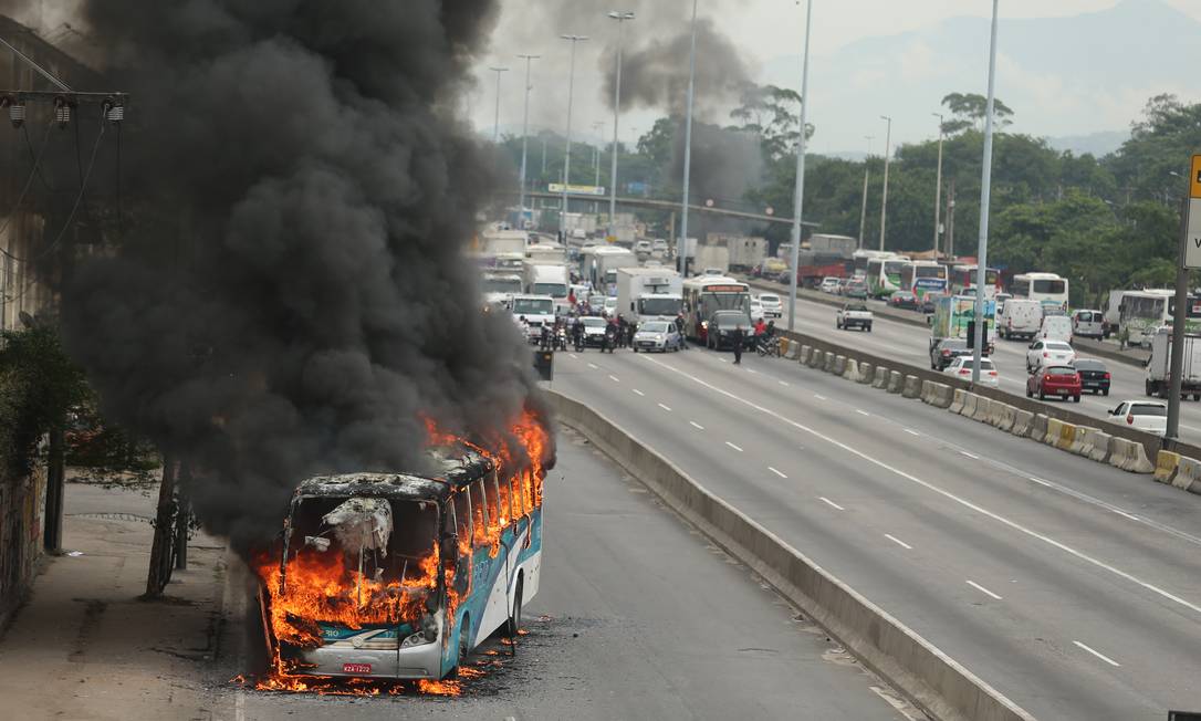 Ônibus é queimado por traficantes Foto: Pablo Jacob / O Globo
