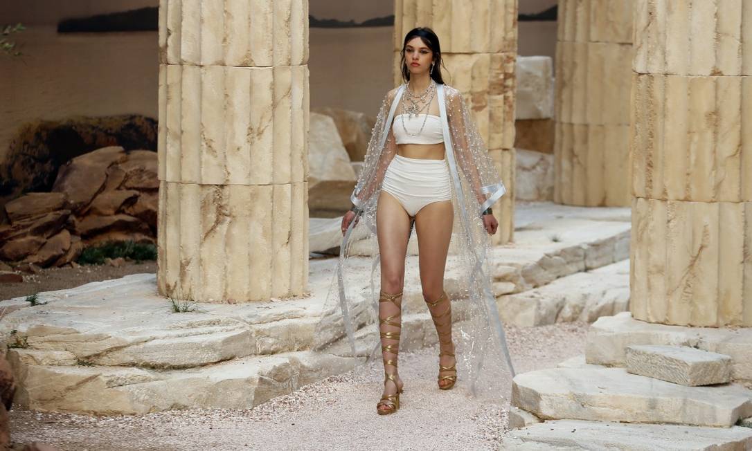 Chanel apresenta cruise 2017/18 inspirada na Grécia antiga