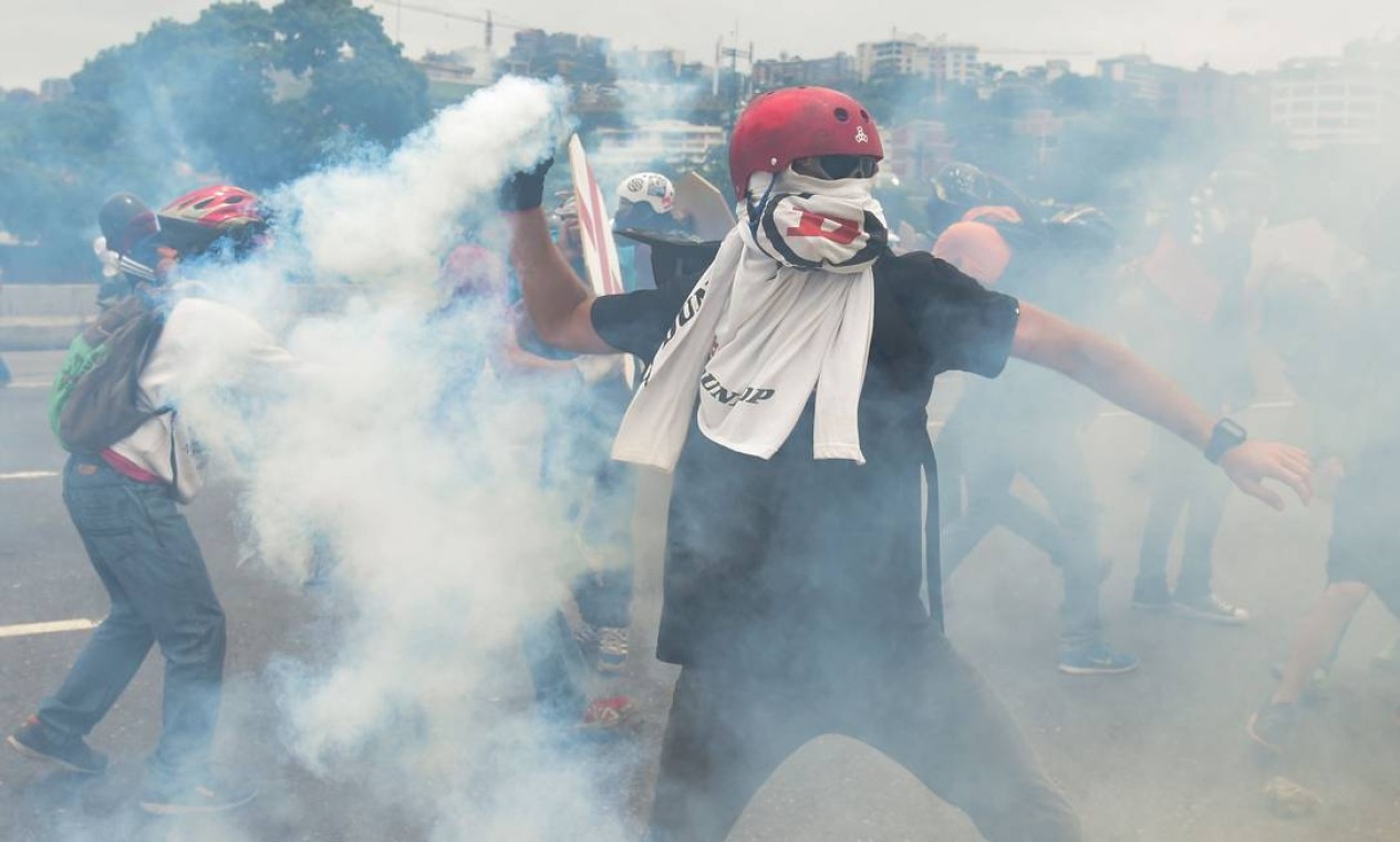 O gás foi usado para tentar conter o avanço da manifestação. Quase diariamente, venezuelanos tem protestado contra o governo, em meio à grave crise política e econômica que o país vive Foto: JUAN BARRETO / AFP