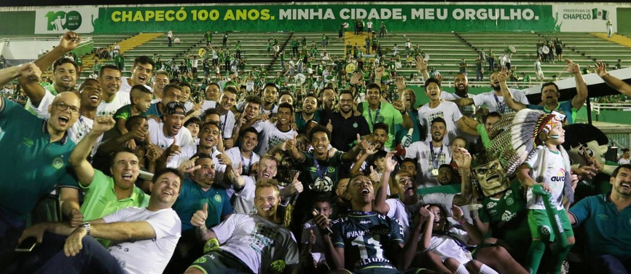 Jogadores da Chapecoense comemoram o título do Catarinense Foto: Divulgação