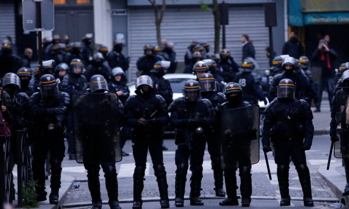 Resultado de imagem para Polícia de Paris prende quase 150 por protestos após eleição francesa