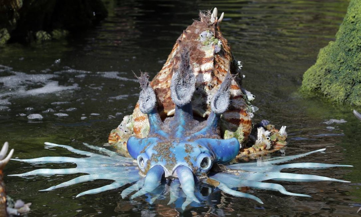 Criatura aquática flutua em um lago de Pandora, área dedicada ao filme "Avatar" Foto: John Raoux / AP