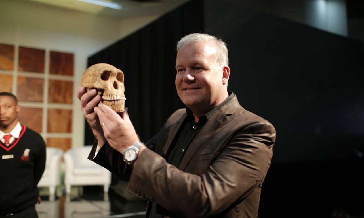 O professor Lee Berger, líder da equipe, mostra uma réplica de esqueleto do Homo naledi Foto: GULSHAN KHAN / AFP
