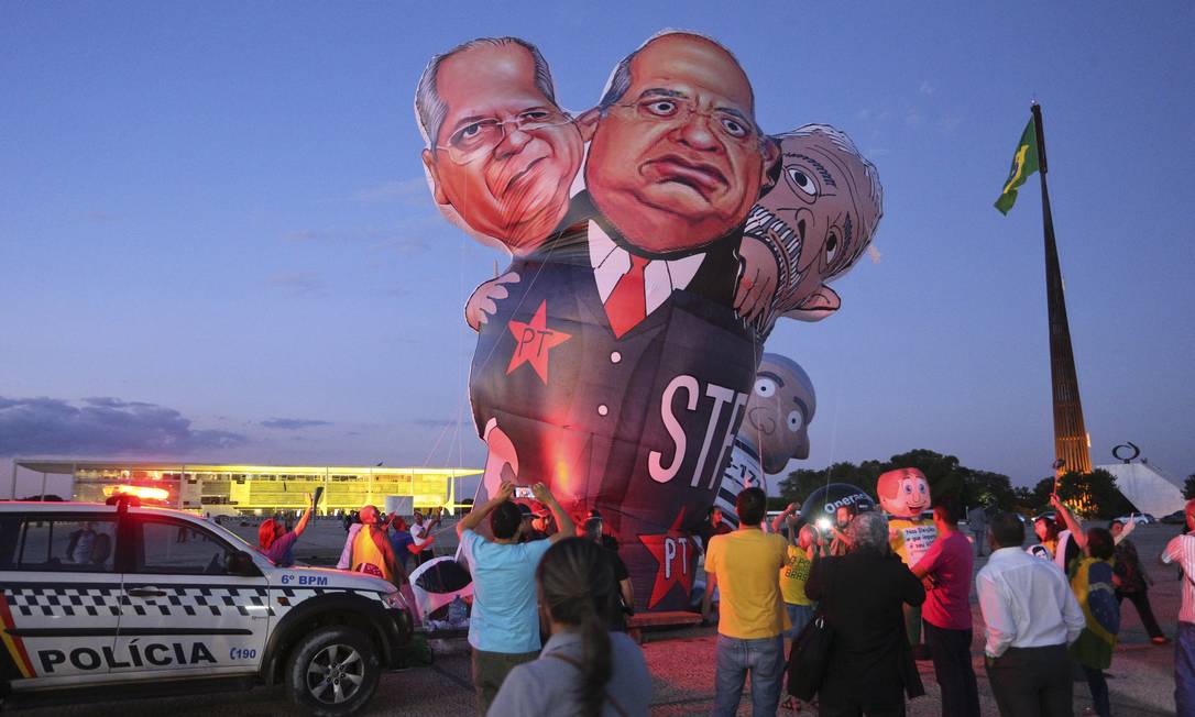 Manifestantes S O Impedidos De Inflar Boneco De Gilmar Mendes Lula E Dirceu Jornal O Globo