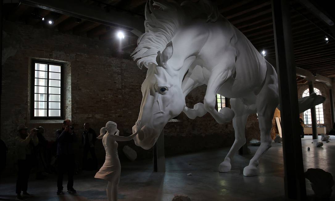 Instalação "Horse problem" da artista argentina Claudia Fontes é uma das atrações da Bienal de Veneza Foto: STEFANO RELLANDINI / REUTERS