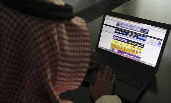 Saudita acessa a internet Foto: FAISAL NASSER / Reuters