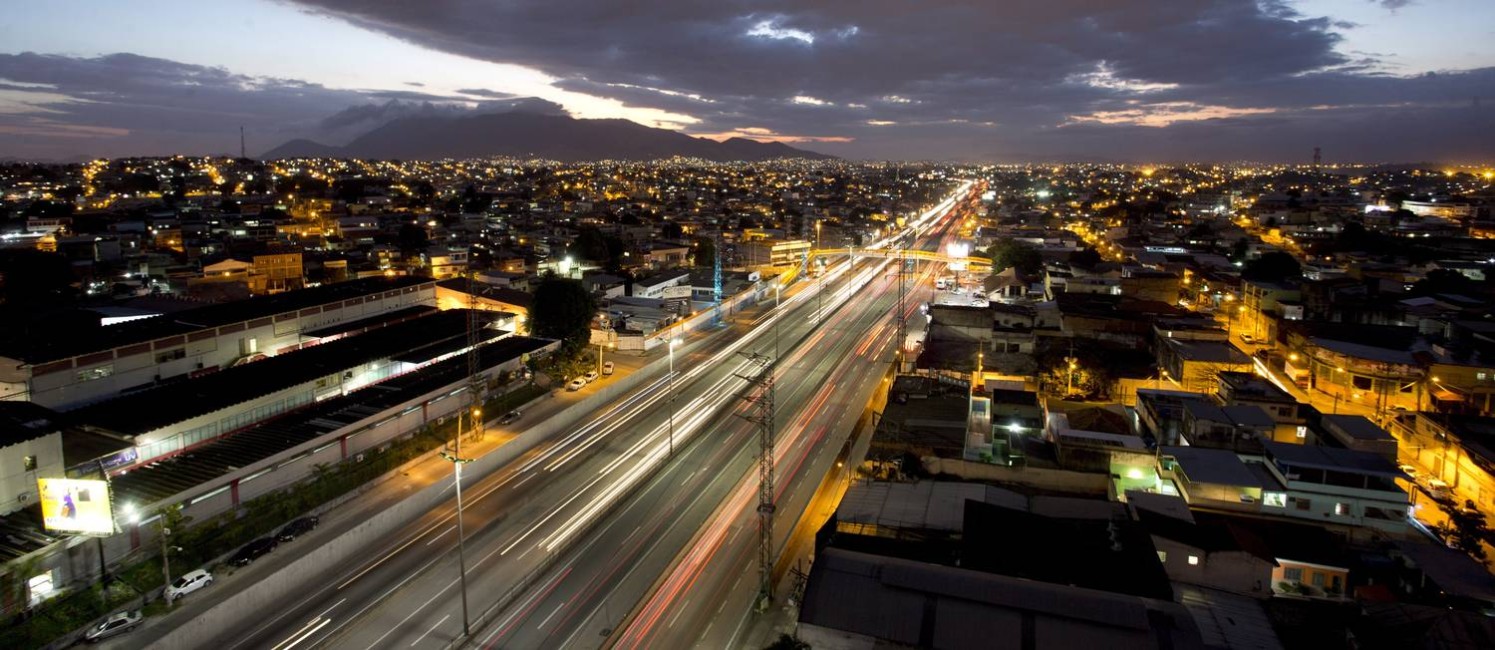 Vista noturna da rodovia na altura de São João de Meriti, um dos trechos com maiores incidências de roubo de cargas Foto: Márcia Foletto / Agência O Globo