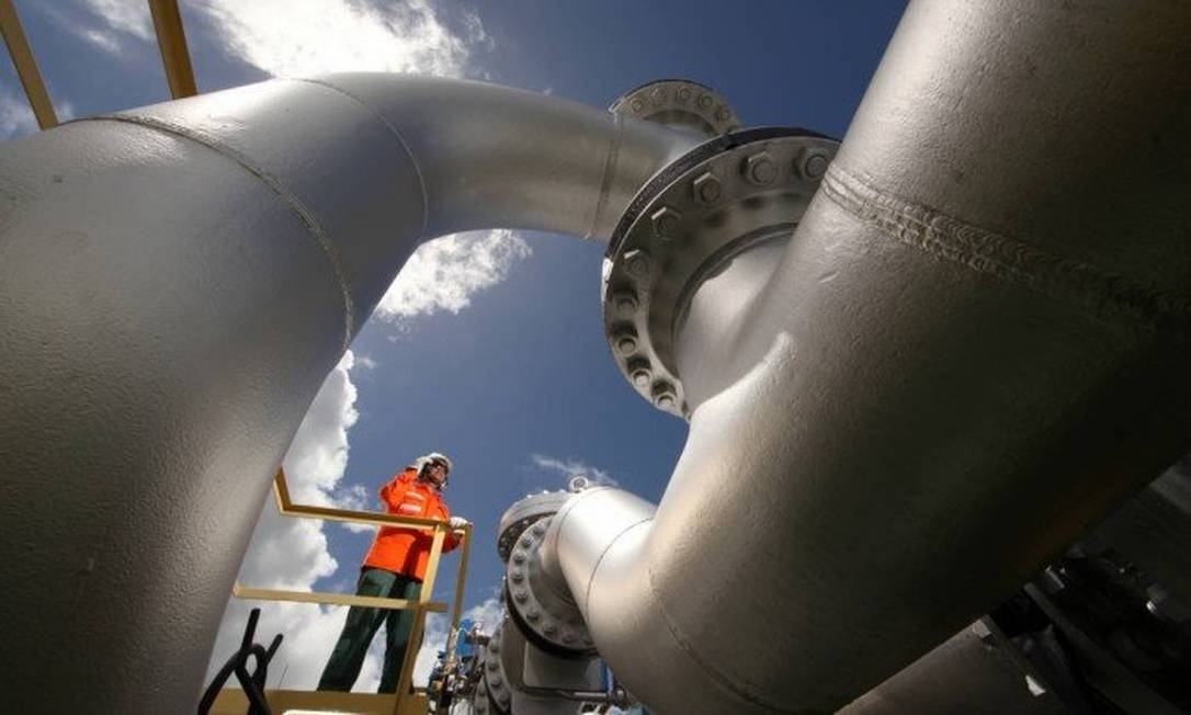 Homem trabalha em estação de gás. Custo da construção de gasodutos pode ir para nas contas de luz Foto: Agência O Globo