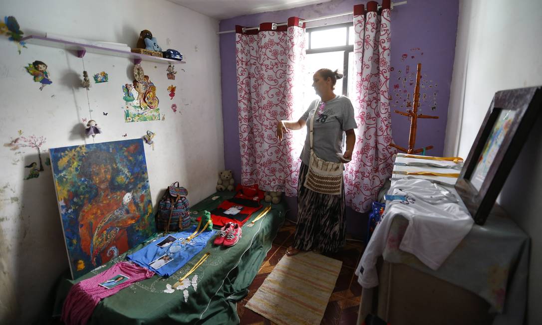 Rosilene Alves no quarto que pertencia a Maria Eduarda Foto: Pablo Jacob / Agência O Globo