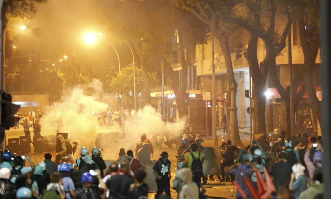 No final da manifestação, mascarados entraram em confronto com policiais Foto: Domingos Peixoto / Agência O Globo