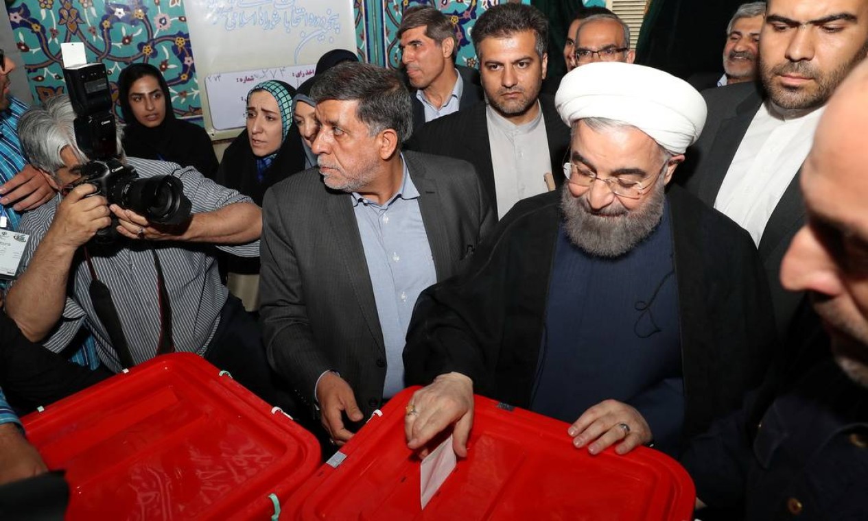 O presidente iraniano, Hassan Rouhani, coloca a cédula com seu voto na urna, em Teerã. A eleição presidencial do Irã, muito importante para o Oriente Médio, é vista como um teste do alcance de Rouhani, que tenta ser reeleito após uma reaproximação com o Ocidente Foto: HANDOUT / REUTERS