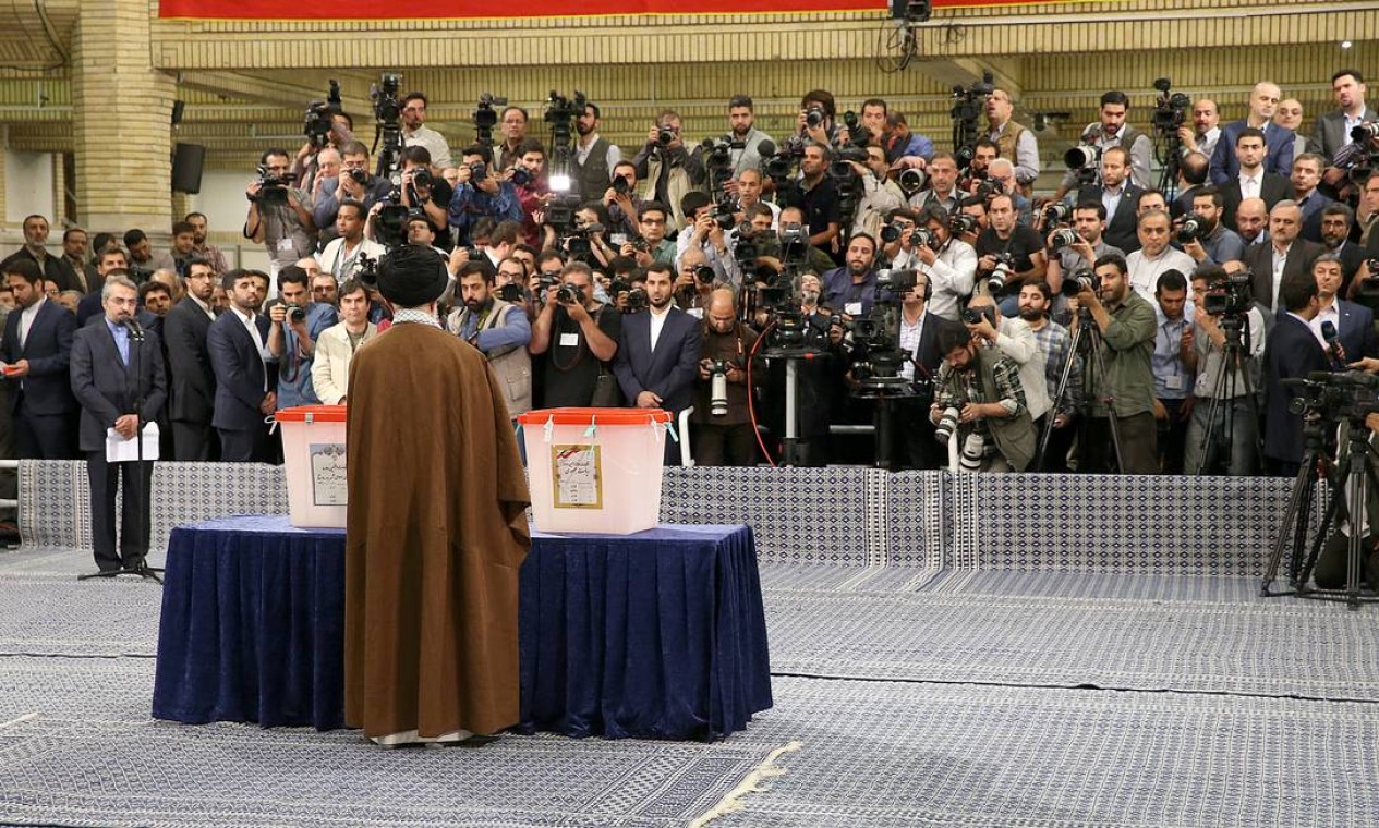O supremo líder do Irã, aiatolá Ali Khamenei, vota durante a eleição presidencial, em Teerã. O aiatolá apoia o clérigo xiita conservador Ebrahim Raisi Foto: HANDOUT / REUTERS