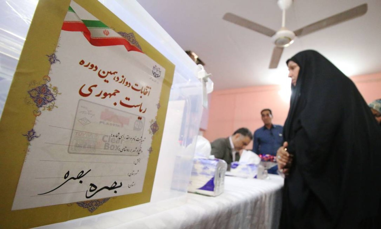 Uma mulher chega para votar nas eleições presidenciais iranianas na embaixada do país na cidade iraquiana de Basra Foto: HAIDAR MOHAMMED ALI / AFP