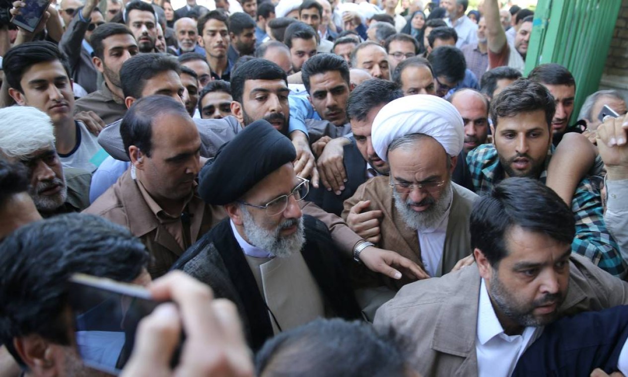 O candidato à Presidência do Irã Ebrahim Raisi chega para votar em Teerã com centenas de apoiadores. Raisi é o concorrente mais forte da ala conservadora e o principal rival de Hassan Rouhani, atual presidente do país Foto: TIMA AGENCY / REUTERS