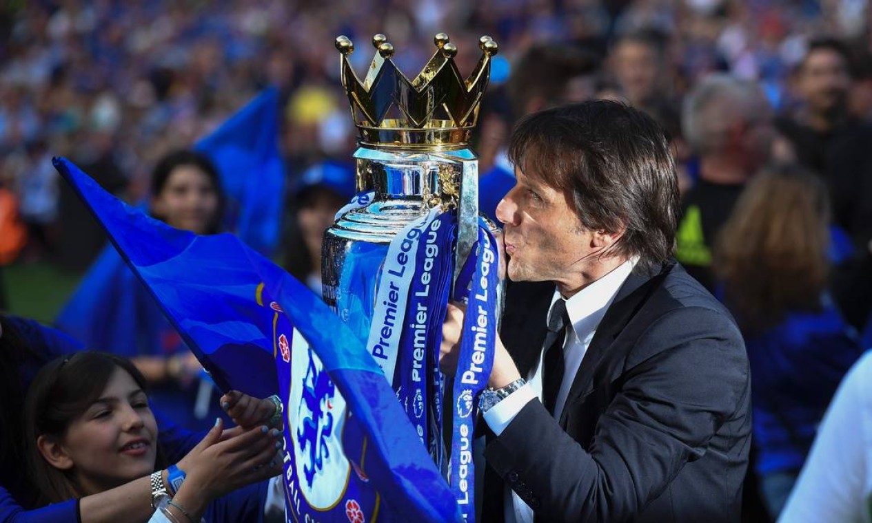 Torcida invade, City bate Chelsea e levanta troféu da Premier League
