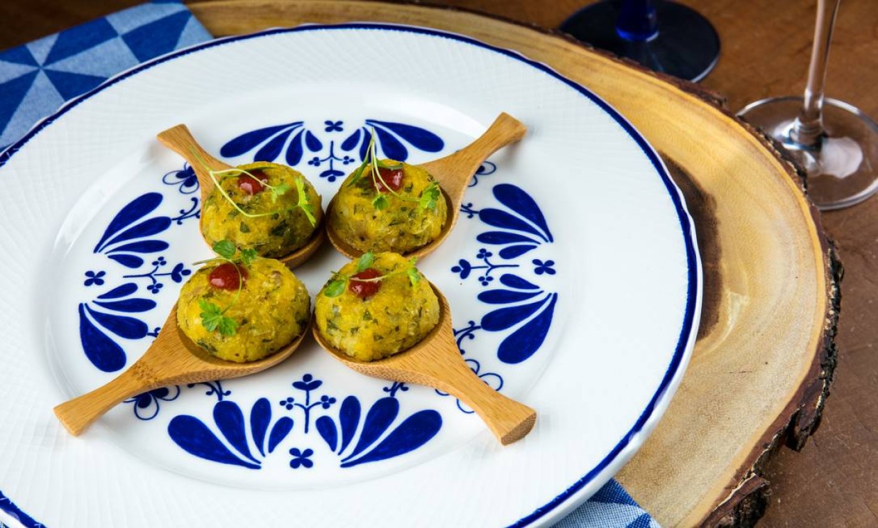 Receita bolinho de bacalhau com batatabaroa e alhoporó Jornal O Globo