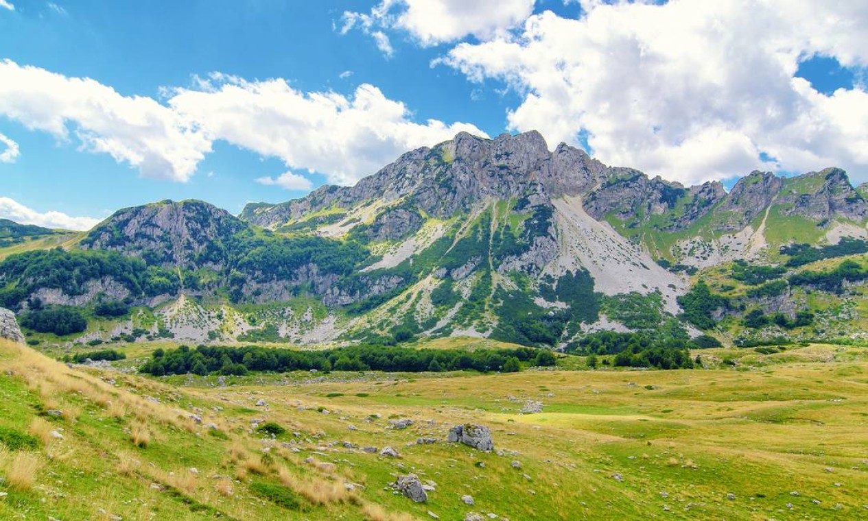 Paisagens inspiradoras no relevo montanhoso da região norte de Montenegro Foto: dellaliner/Getty Images/Divulgação