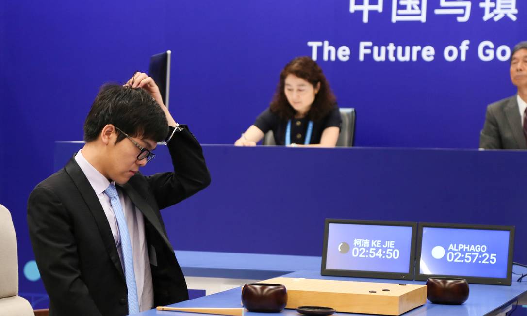 Robô do Google bate maior campeão de jogo chinês mais difícil que xadrez -  Olhar Digital