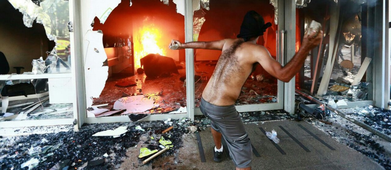 Manifestantes colocam fogo na portaria do prédio do Ministério da Agricultura Foto: Divulgação