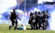 Policias reprimem manifestação contra o presidente Michel Temer em Brasília