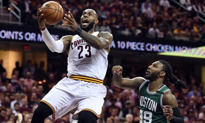 LeBron decola para fazer a bandeja: astro do Cleveland Cavaliers busca recorde contra o Boston Celtics Foto: Ken Blaze / USA Today Sports