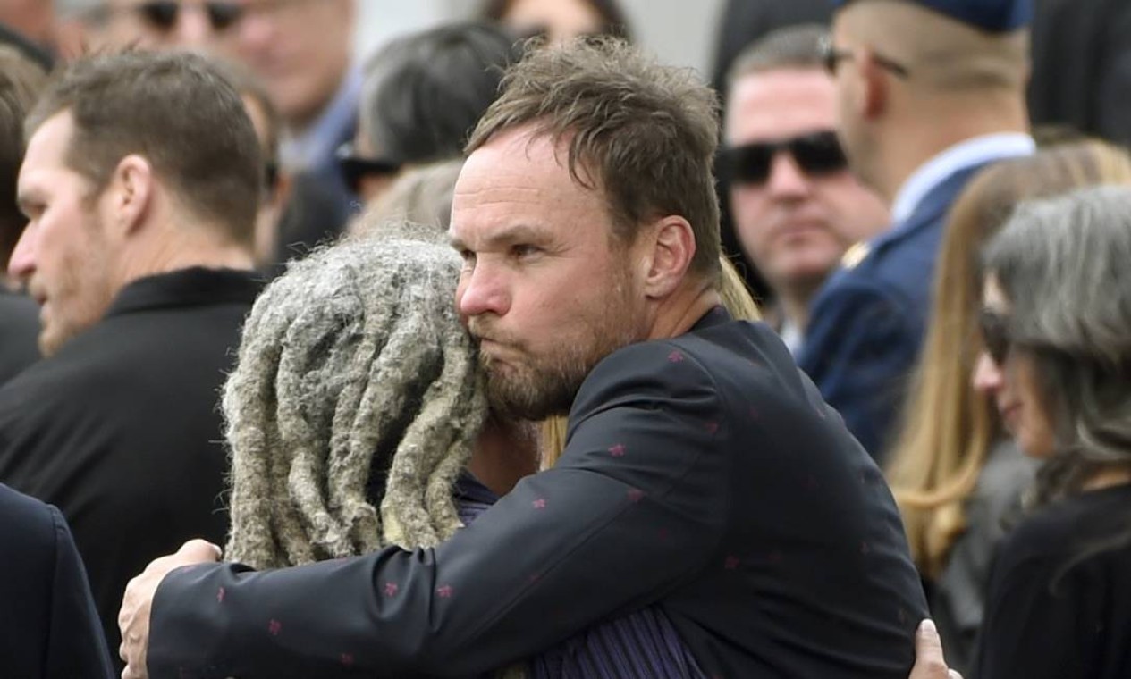 A cena de Seattle esteve toda presenta no funeral. Na foto Jeff Ament, do Pearl Jam, abraça um convidado Foto: Chris Pizzello / Chris Pizzello/Invision/AP