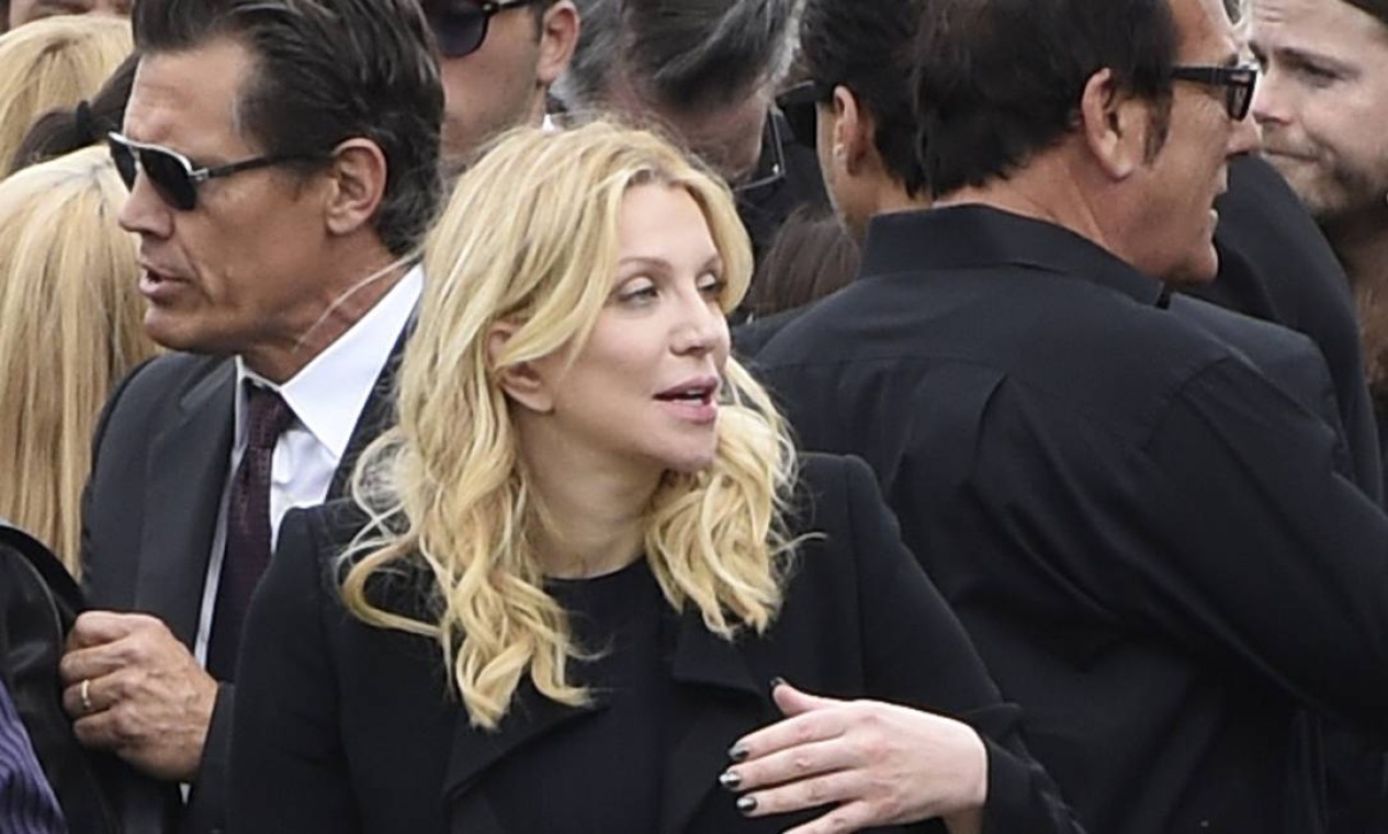 Courtney Love, com Josh Brolin ao fundo, no funeral de Chris Cornell Foto: Chris Pizzello / AP