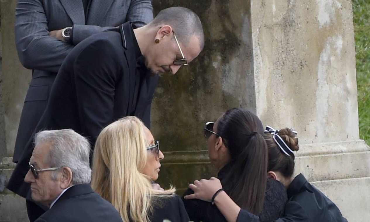 Chester Bennington, do Linkin Park, cumprimenta Toni Cornell e Vicky Karayiannis no funeral de Chris Cornell Foto: Chris Pizzello / AP