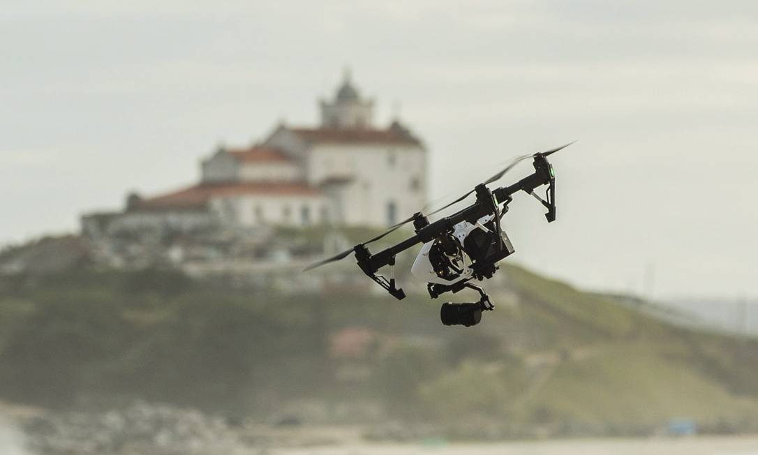 
Novos ares. Drone usado na etapa brasileira do Circuito Mundial de Surfe: empresas são obrigadas a cadastrar equipamentos com peso superior a 250 gramas. Guito Moreto/17-5-2017
Foto:
/
