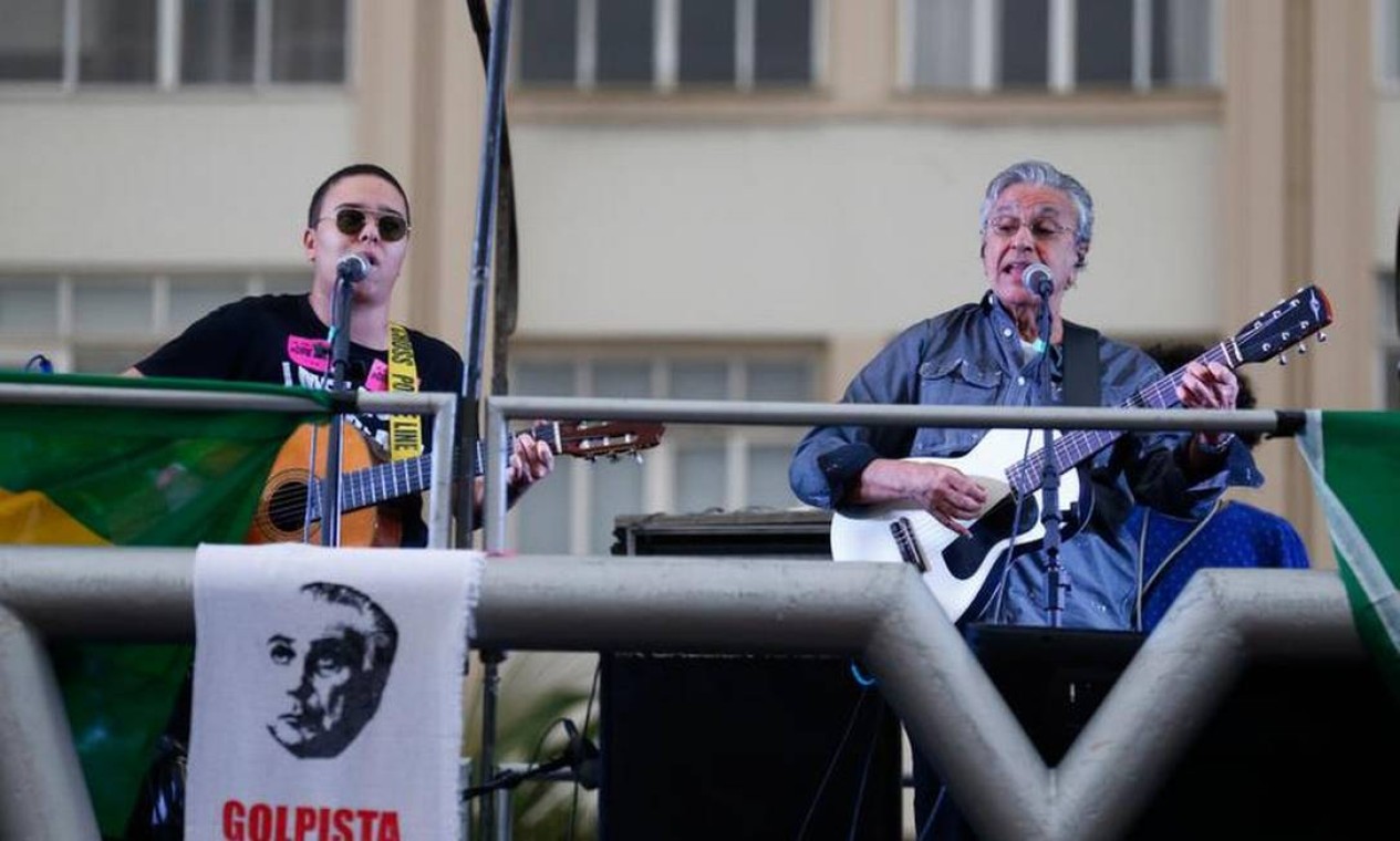 Diversos músicos fizeram shows na manifestação que pediu a saída do presidente Michel Temer, em Copacabana, Zona Sul do Rio Foto: Pablo Jacob / O Globo