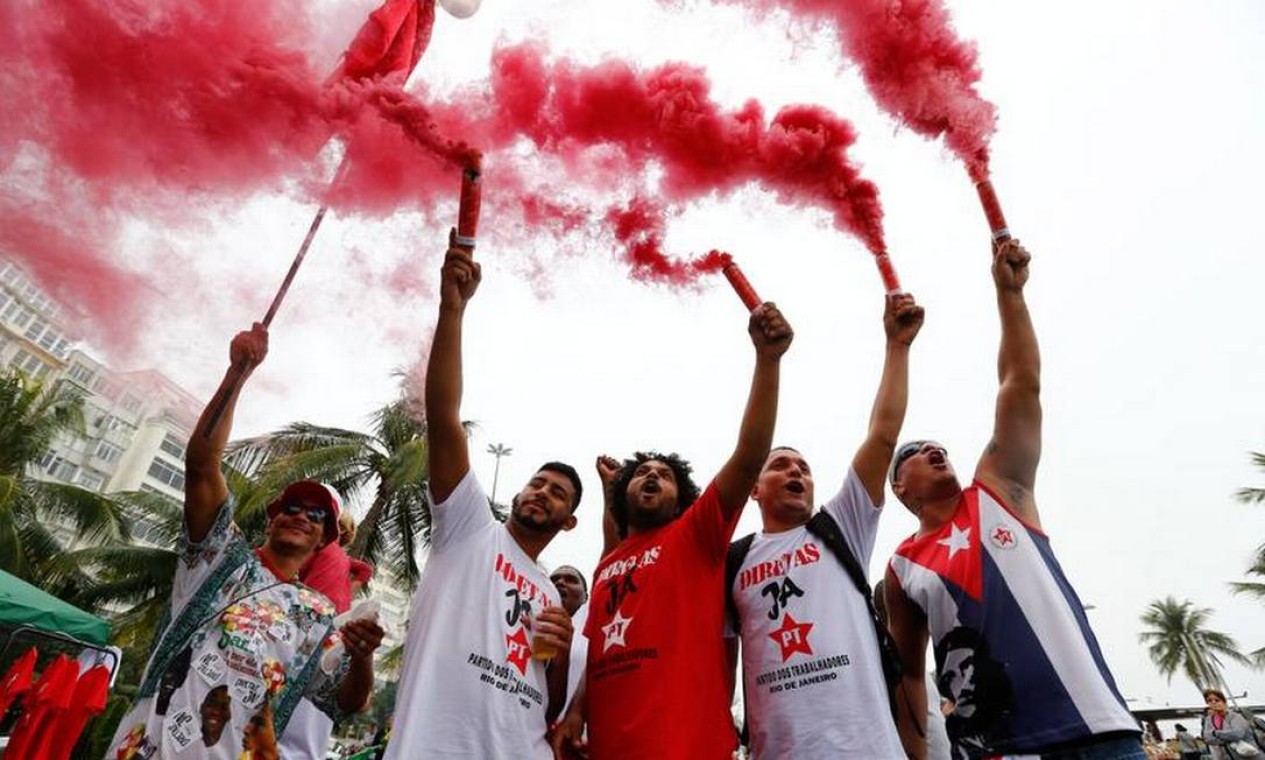 Manifestantes identificados com o Partido dos Trabalhadores (PT) protestam no Rio e usam a cor vermelha Foto: Pablo Jacob / O Globo