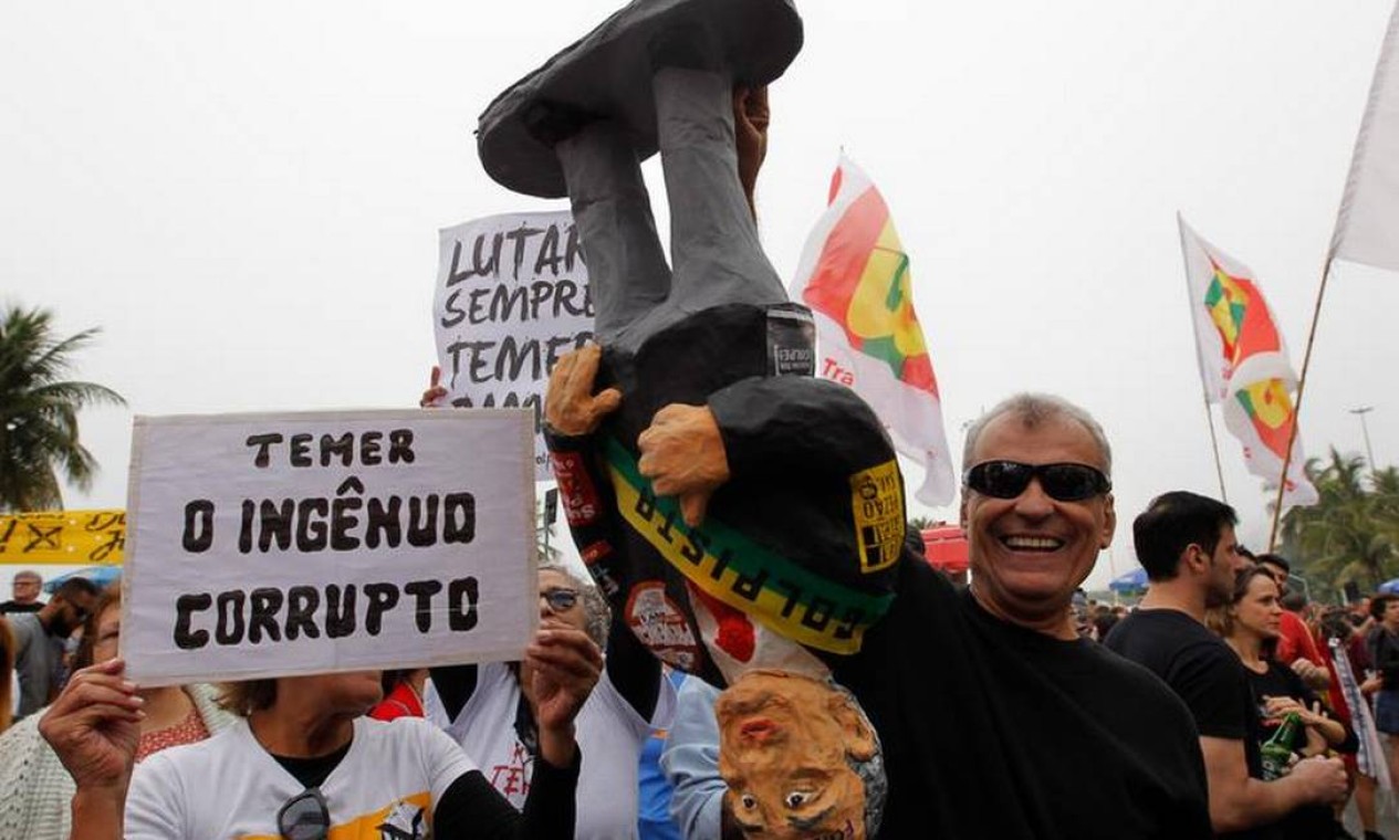 Cartazes e até um boneco com o presidente Temer foram levados a Copacabana, no protesto deste domingo. Na faixa presidencial, há a mensagem "corrupto" escrita Foto: Pablo Jacob / O Globo