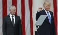 Presidente Donald Trump gesticula em palco ao lado do secretário de Defesa, Jim Mattis, em cerimônia nos EUA