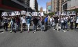 
Ativistas opositores carregam placas dizendo “com violência perdemos tudo” em protesto contra o presidente venezuelano, Nicolás Maduro, em Caracas
Foto: JUAN BARRETO / AFP