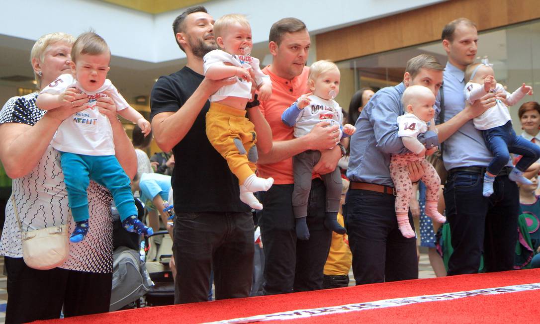 Bêbes se alinham para tomar parte da Corrida de Bebês, na Lituânia. PETRAS MALUKAS / AFP