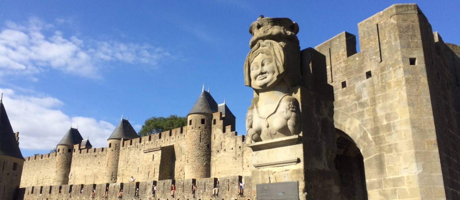 Estátua reproduz imagem de Dame Carcas, figura lendária que dá nome à cidade de Carcassonne Foto: Alina Hartounian/AP
