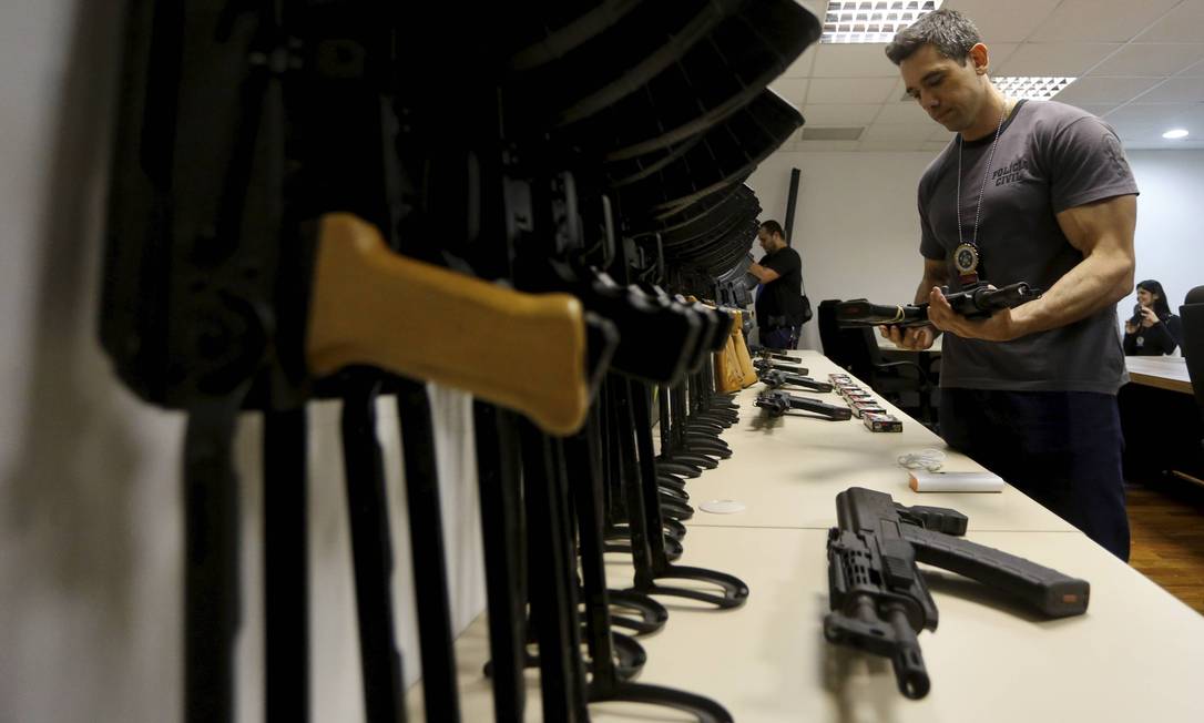 Polícia Civil apreende 60 fuzis que seriam vendidos para traficantes do Rio Foto: Domingos Peixoto / Agência O Globo