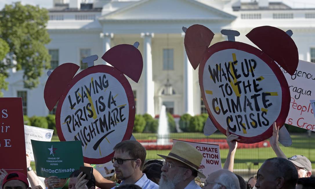 
Logo depois do anúncio do presidente Donald Trump sobre a saída dos EUA do Acordo de Paris, manifestantes se reuniram em frente à Casa Branca com cartazes contra a decisão
Foto:
/
Susan Walsh/AP

