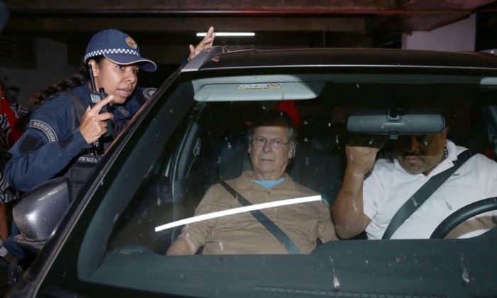 José Dirceu chega à casa dele em Brasília após deixar a prisão Foto: Jorge William / Agência O Globo