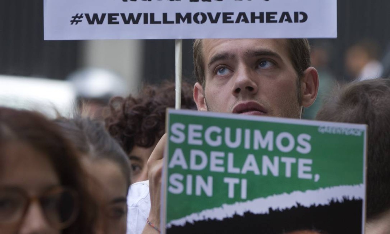 Ativistas do Greenpeace se reuniram em frente à embaixada dos EUA em Madri, na Espanha, em protesto à decisão de Donald Trump Foto: Paul White / AP