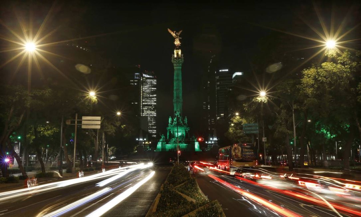 Na Cidade do México, o Anjo da Independência foi iluminado em verde para reafirmar o compromisso do México com o Acordo Climático de Paris Foto: Marco Ugarte / AP