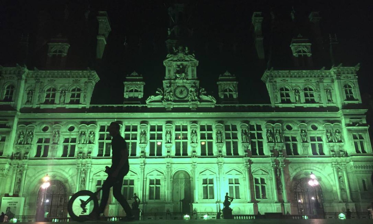 Na França, o prédio da prefeitura de Paris foi iluminada de verde numa demonstração de compromisso com o combate às mudanças climáticas Foto: Nadine Achoui-Lesage / AP