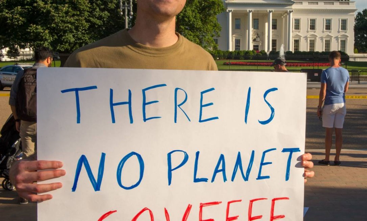 Manifestante levanta cartaz em frente à Casa Branca brincando com gafe de Trump no Twitter Foto: PAUL J. RICHARDS / AFP