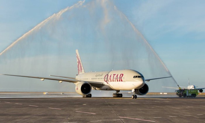 O aeroporto de Auckland recebe o primeiro voo da Qatar Airways com uma saudação com jatos d'água, em fevereiro na Nova Zelândia Foto: HANDOUT / REUTERS