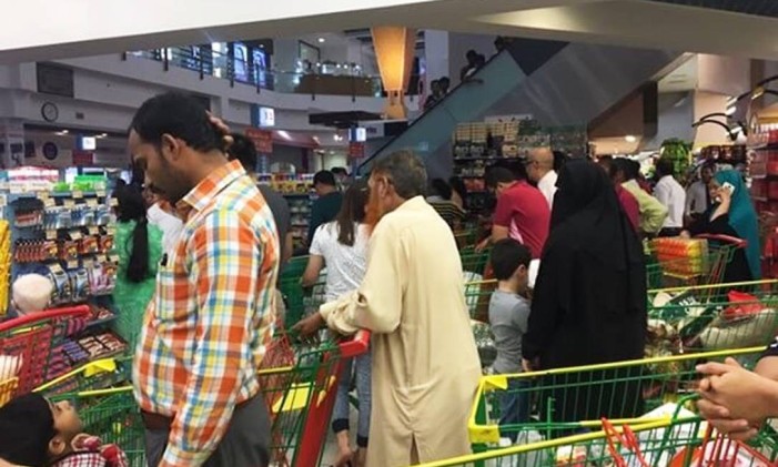Pessoas fazem compras em um supermercado em Doha, Qatar Foto: @shalome05 / AP