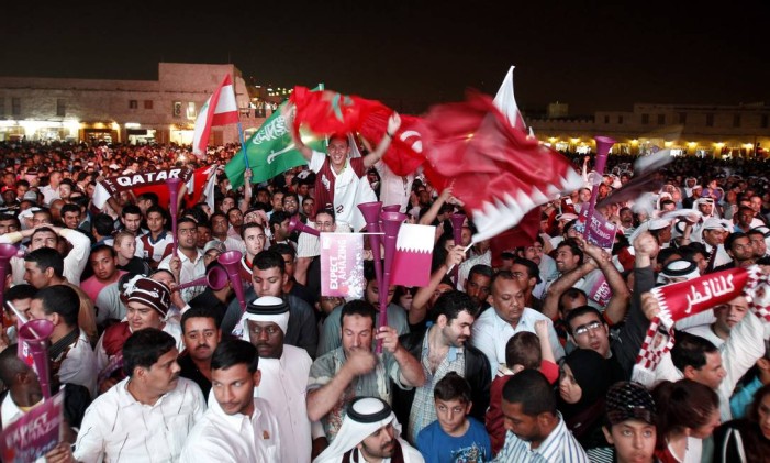 Pessoas celebram em Doha depois que a Fifa anunciou que a Copa do Mundo de 2022 seria no Qatar Foto: FADI AL-ASSAAD / Reuters