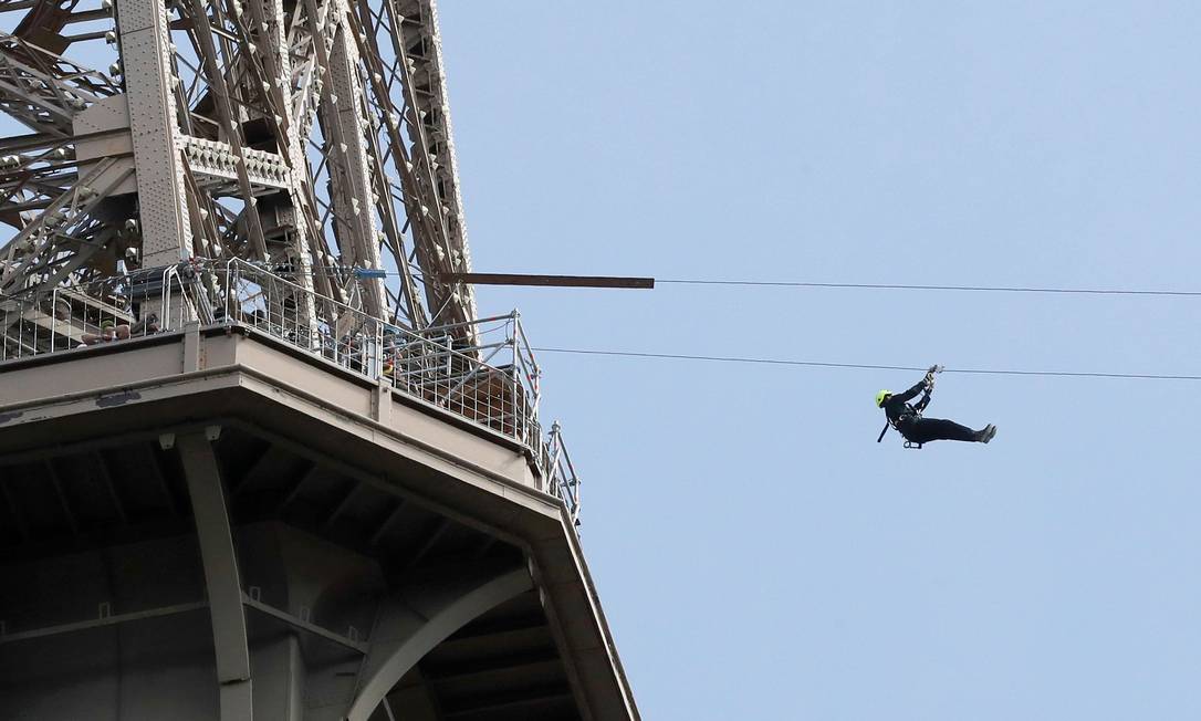 Até 11 de junho a Torre Eiffel, em Paris, terá uma atração diferente, uma tirolesa FRANCOIS GUILLOT / AFP