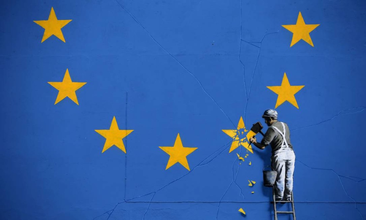 Conhecido por criticar fortemente a política e o capitalismo, Banksy lançou, em maio deste ano, seu primeiro mural sobre Brexit em Dover, na Inglaterra Foto: DANIEL LEAL-OLIVAS / AFP