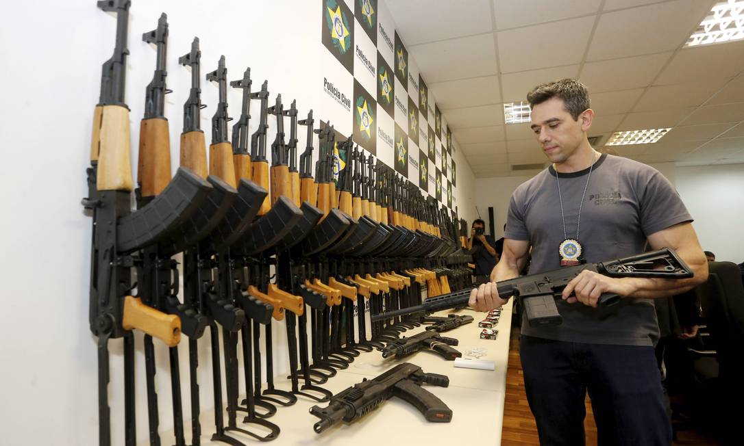 
Polícia busca documentos que comprovem como contrabandistas transportavam fuzis dos EUA para o Rio
Foto:
Domingos Peixoto
/
Agência O Globo
