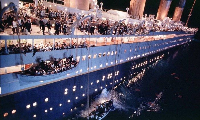 Uma cena do filme Titanic, de 1997, reproduz o naufrágio do navio em 1912 Foto: AFP